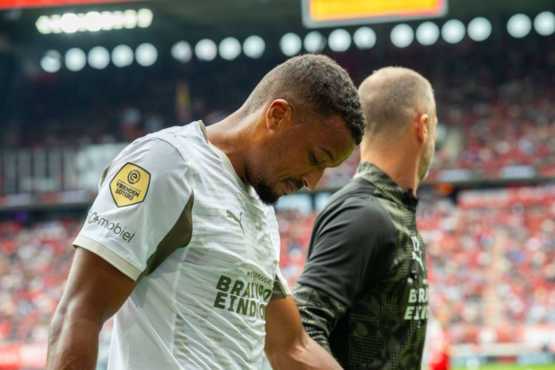 Alassane Plea Atacantul PSV absent pentru restul anului 2025 din cauza unei accidentari la genunchi