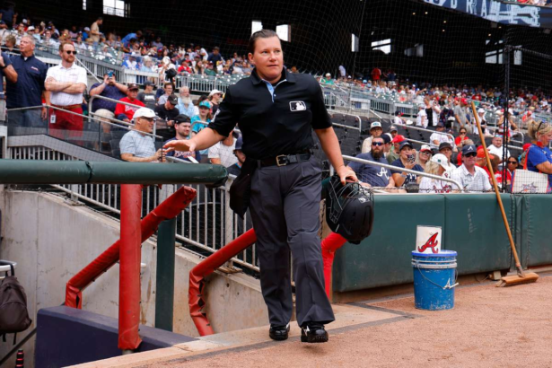 Jen Pawol este prima femeie arbitru de baza de acasa in seria Braves Marlins