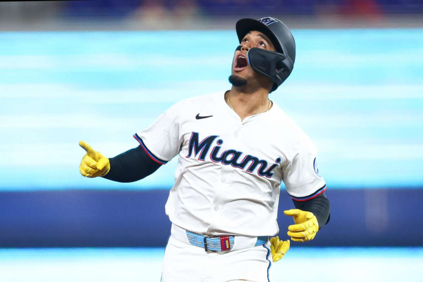 Miami Marlins incepatorul Maximo Acosta loveste primul sau home run