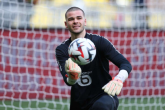 PSG confirma semnarea portarului francez Lucas Chevalier de la Lille pana in 2030