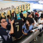 Suporterii se aduna la aeroport in timp ce LAFC tine o conferinta de presa inaintea prezentarii lui Son