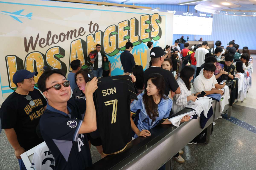 Suporterii se aduna la aeroport in timp ce LAFC tine o conferinta de presa inaintea prezentarii lui Son