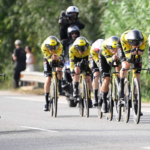 Vingegaard recucereste tricoul rosu desi echipa UAE Team Emirates XRG castiga contratimpul pe echipe