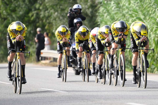 Vingegaard recucereste tricoul rosu desi echipa UAE Team Emirates XRG castiga contratimpul pe echipe