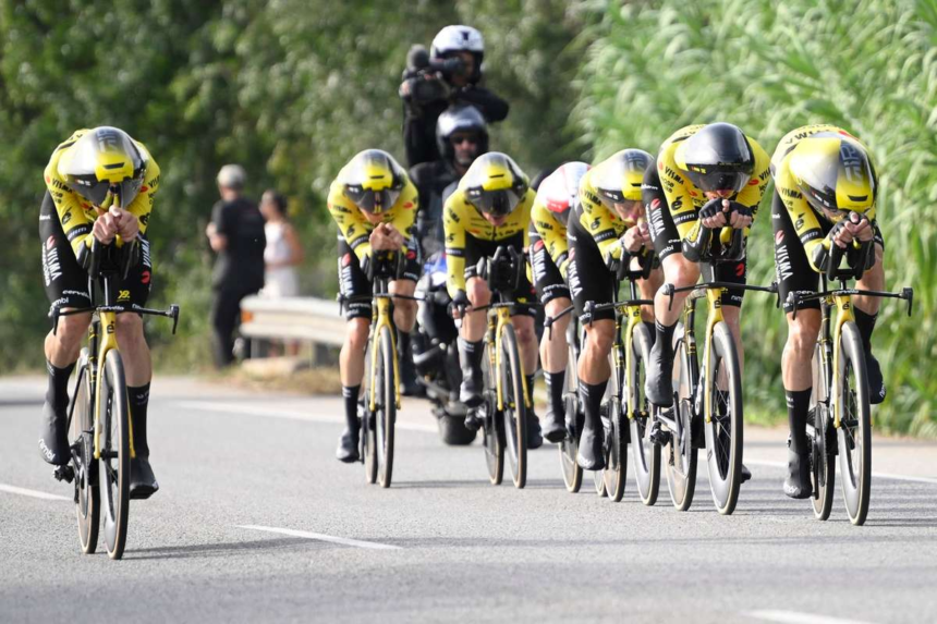 Vingegaard recucereste tricoul rosu desi echipa UAE Team Emirates XRG castiga contratimpul pe echipe