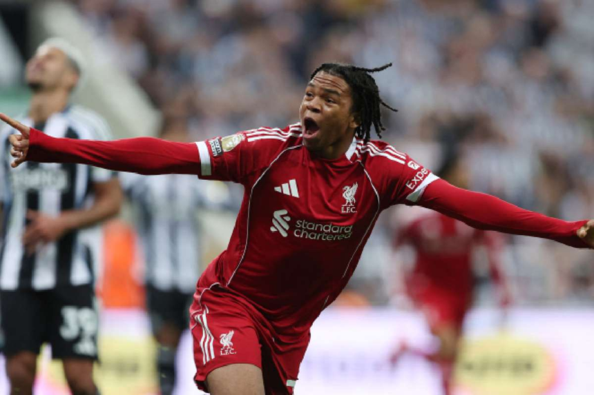 Adolescentul vedeta Rio Ngumoha semneaza primul sau contract profesionist cu Liverpool