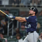Cal Raleigh loveste al 55 lea home run depasindu l pe Mantle pentru cele mai multe dintr un sezon pentru un switch hitter