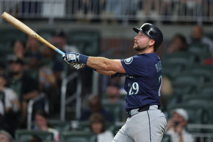 Cal Raleigh loveste al 55 lea home run depasindu l pe Mantle pentru cele mai multe dintr un sezon pentru un switch hitter