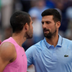 Carlos Alcaraz il invinge pe Djokovic accidentat in seturi directe pentru a ajunge in finala US Open