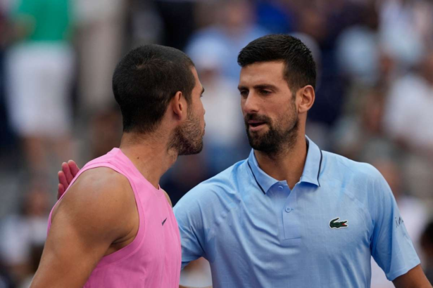 Carlos Alcaraz il invinge pe Djokovic accidentat in seturi directe pentru a ajunge in finala US Open