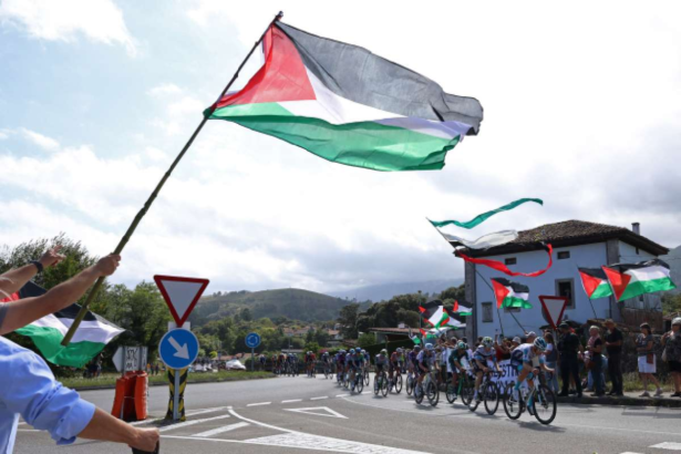 Ciclistii pot renunta la Vuelta din cauza protestelor pro Palestina din timpul etapei 17