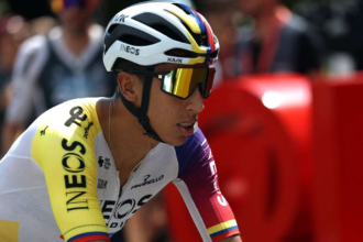 Egan Bernal castiga etapa 16 din Vuelta in timp ce protestatari pro Palestina conduc la incheierea timpurie