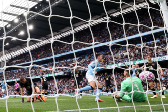 Esteve marcheaza doua autogoluri in timp ce Man City umileste Burnley la revenirea lui Walker