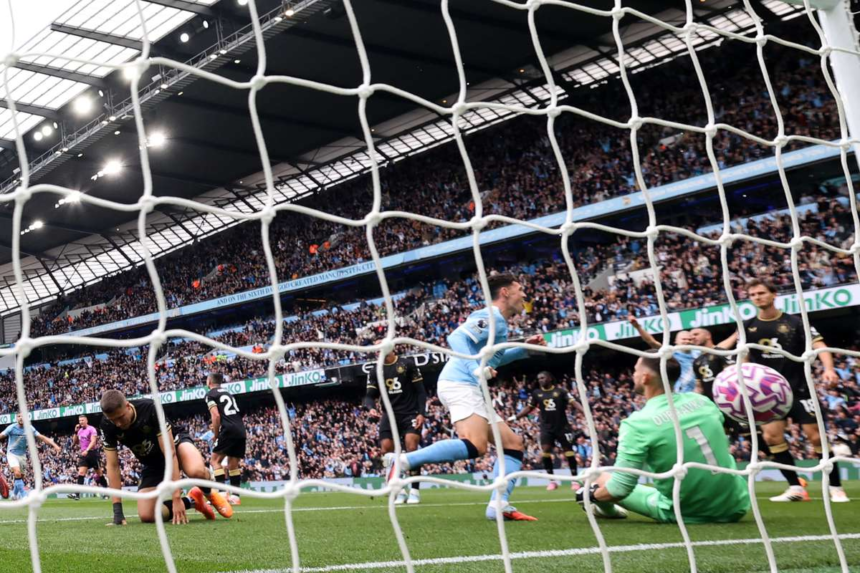 Esteve marcheaza doua autogoluri in timp ce Man City umileste Burnley la revenirea lui Walker