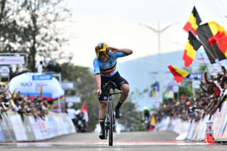 Evenepoel realizeaza triplul la contra timp in timp ce Pogacar ramane in urma la Mondiale