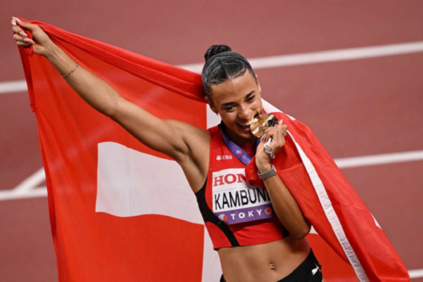 Kambundji uimeste competitori impresionanti si castiga titlul la 100m garduri la campionatele mondiale