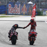 Marc Marquez il invinge pe Marco Bezzecchi pentru a castiga in San Marino si pentru a se apropia de titlu