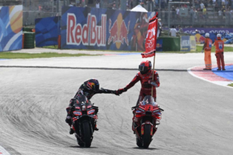 Marc Marquez il invinge pe Marco Bezzecchi pentru a castiga in San Marino si pentru a se apropia de titlu