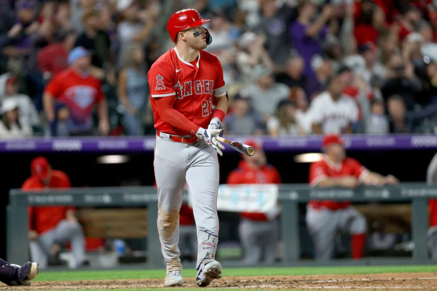 URMARESTE Mike Trout Loveste Al 400 lea Home Run 485 De Picioare