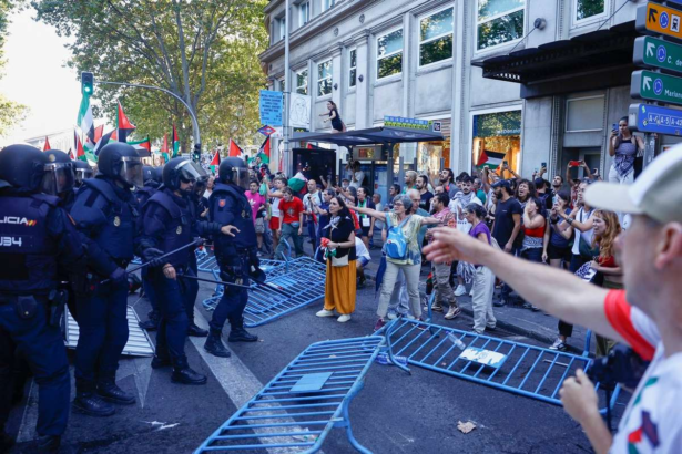 Vingegaard castiga Vuelta dar celebrarile sunt umbrite de protestele politiei