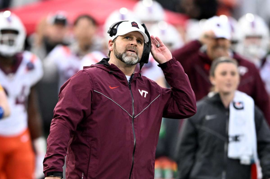 Virginia Tech il concediaza pe antrenorul principal Brent Pry dupa un inceput de 0 3