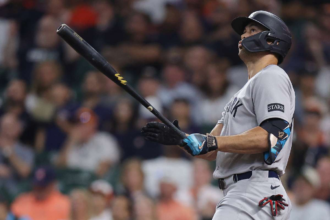 Yankees Giancarlo Stanton loveste al 450 lea home run al carrierei