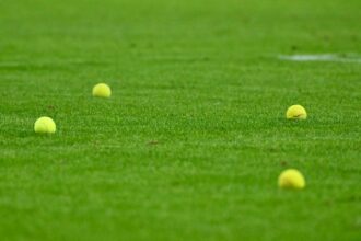 10 jucatori Brondby umilesc OB in timp ce fanii furiosi arunca mingi de tenis si monede pe teren