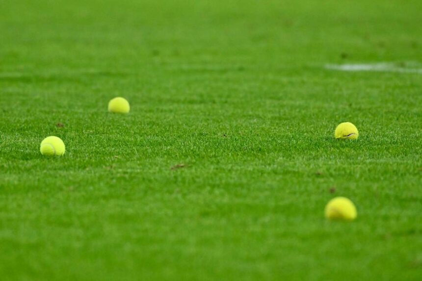 10 jucatori Brondby umilesc OB in timp ce fanii furiosi arunca mingi de tenis si monede pe teren