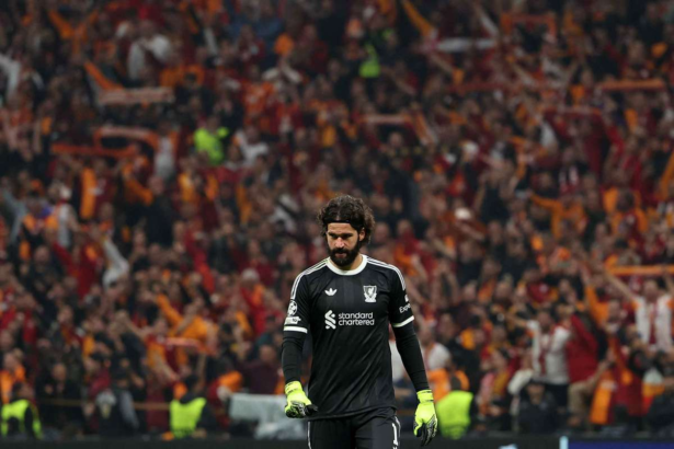 Arne Slot din Liverpool confirma ca Alisson va lipsi saptamani din cauza unei accidentari