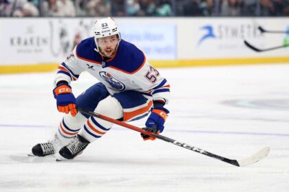 Edmonton Oilers incepatorul Isaac Howard marcheaza primul sau gol din cariera din pasa lui Draisaitl