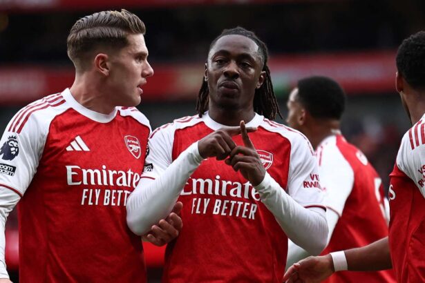 Eze bantuie fosta echipa Crystal Palace in timp ce Arsenal conduce cu patru puncte
