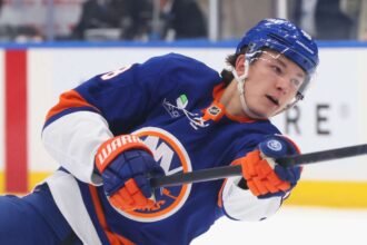 Insularii Matthew Schaefer realizeaza primul sau meci cu mai multe puncte in NHL