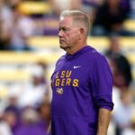 LSU il informeaza pe antrenorul principal Brian Kelly despre concedierea sa dupa infrangerea cu Texas AM
