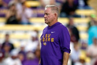 LSU il informeaza pe antrenorul principal Brian Kelly despre concedierea sa dupa infrangerea cu Texas AM