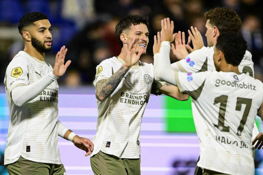PSV a nfrnt cu usurinta PEC Zwolle cu 10 jucatori ntr un meci desechilibrat