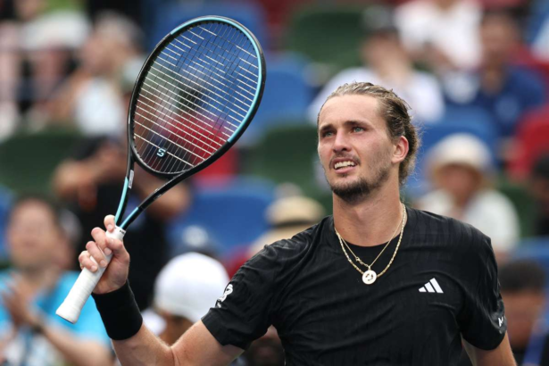 Zverev depaseste durerea la picior pentru a ajunge in runda a treia a Mastersului de la Shanghai