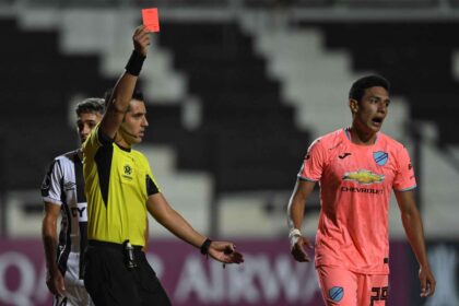 Arbitru acorda 17 cartonase rosii in bataia din Copa Pacena
