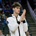 Cel mai inalt adolescent din lume Olivier Rioux debuteaza pentru Florida Gators