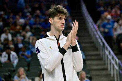 Cel mai inalt adolescent din lume Olivier Rioux debuteaza pentru Florida Gators