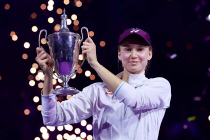 Elena Rybakina o invinge pe Aryna Sabalenka pentru a castiga titlul WTA Finals