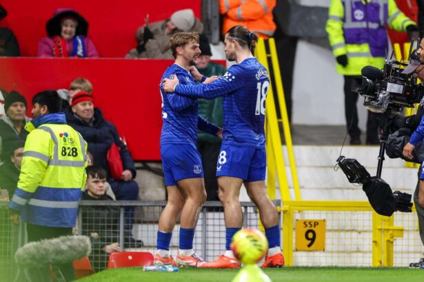 Everton cu zece oameni socheaza neglijentul Manchester United pentru victorii consecutive