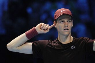 Finala ATP Jannik Sinner il invinge pe Carlos Alcaraz pentru a pastra titlul