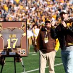 Fundasul Bills Josh Allen este primul jucator din Wyoming cu un tricou retras