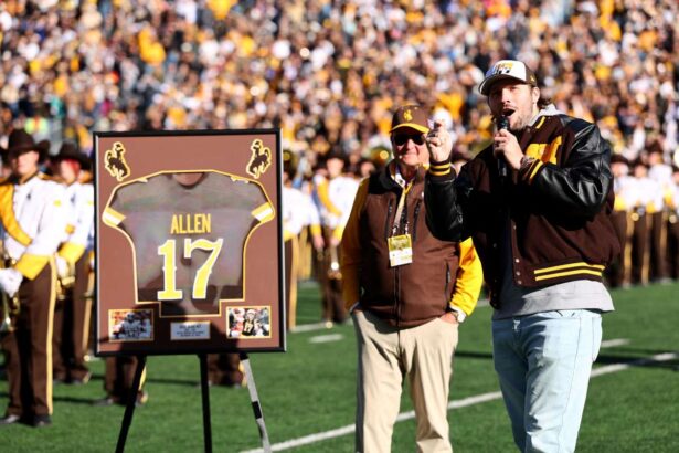 Fundasul Bills Josh Allen este primul jucator din Wyoming cu un tricou retras