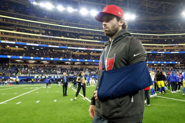 Fundasul Buccaneers Baker Mayfield evita o accidentare grava cu o intindere la umar
