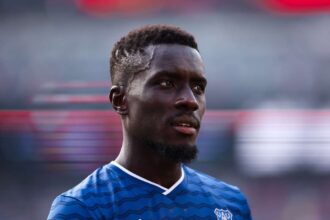Idrissa Gana Gueye primeste cartonas rosu pentru ca si a lovit coechipierul