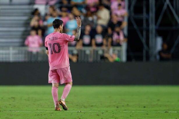 Lionel Messi viziteaza Camp Nou renovat din Barcelona si isi exprima dorinta de a reveni
