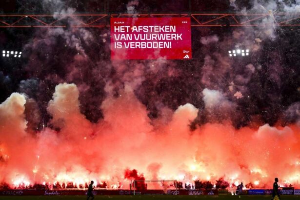 Meci din Eredivisie intre Ajax si FC Groningen anulat din cauza focurilor de artificii