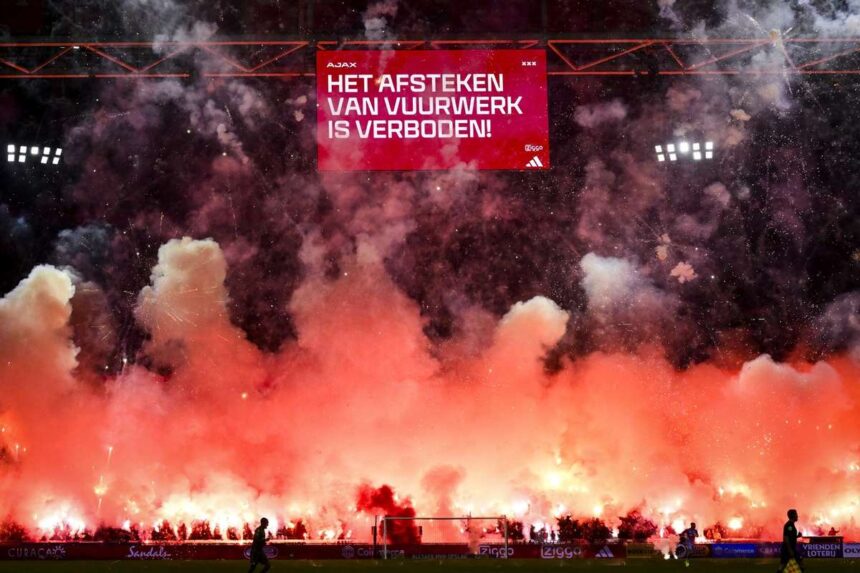 Meci din Eredivisie intre Ajax si FC Groningen anulat din cauza focurilor de artificii