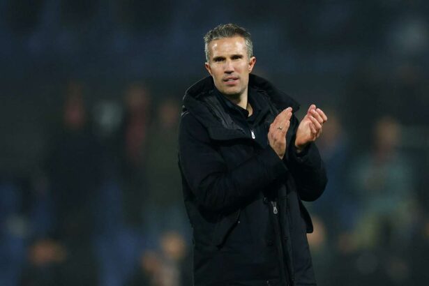 Robin van Persie apara decizia de a debuta pe fiul Shaqueel in infrangerea cu Celtic